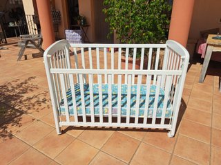 Cuna de madera blanca con colchón