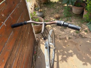 Bicicleta blanca y naranja