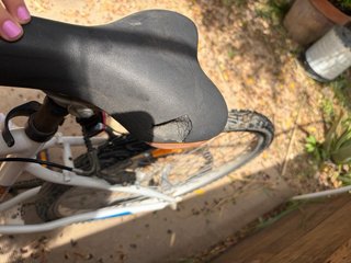 Bicicleta blanca y naranja