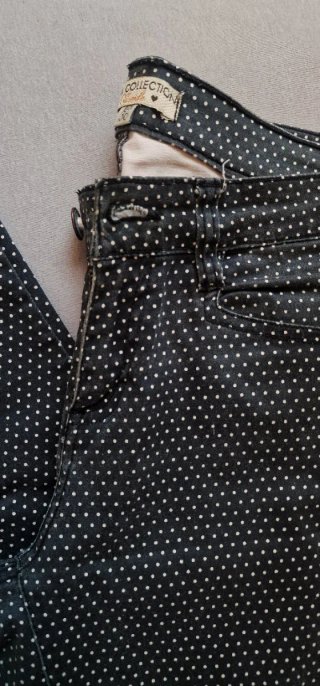 Pantalones de lunares negros y blancos