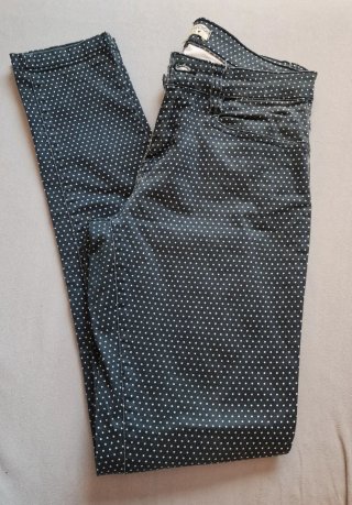 Pantalones de lunares negros y blancos