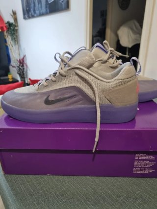 Zapatillas Nike grises y moradas