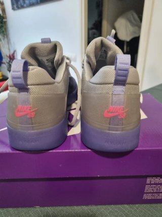 Zapatillas Nike grises y moradas