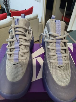 Zapatillas Nike grises y moradas