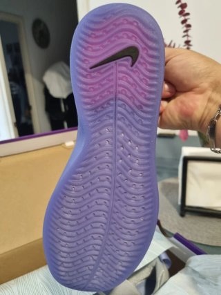 Zapatillas Nike grises y moradas