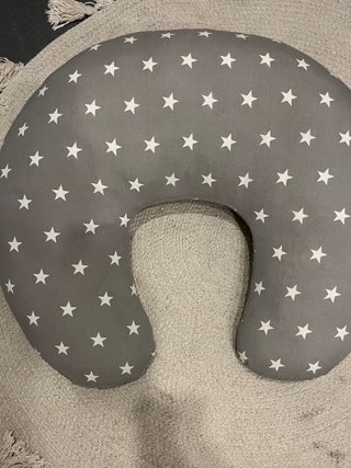 Cojín de lactancia gris con estrellas