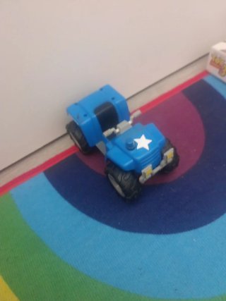 Camión azul de juguete con estrella