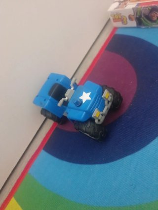 Camión azul de juguete con estrella