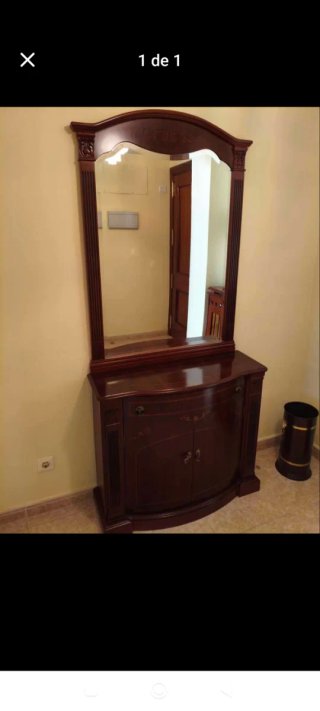 Recibidor de madera con espejo