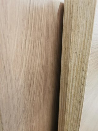 Encimera de madera marrón.