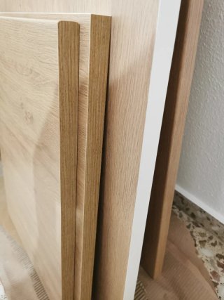 Encimera de madera marrón.