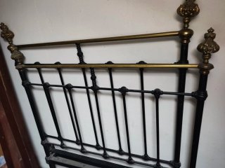 Antigua cama hierro y bronce de 1,05