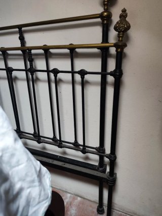Antigua cama hierro y bronce de 1,05