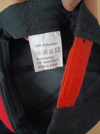 Gorra negra y roja con logo
