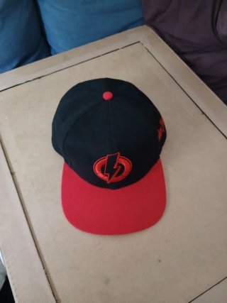 Gorra negra y roja con logo