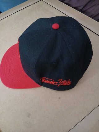 Gorra negra y roja con logo