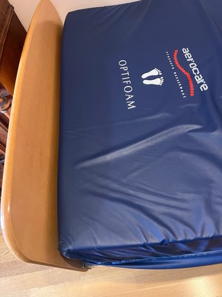Cama articulada con colchón.