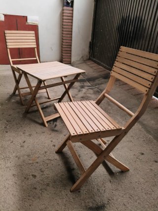 Mesa plegable madera jardín y Set de dos sillas