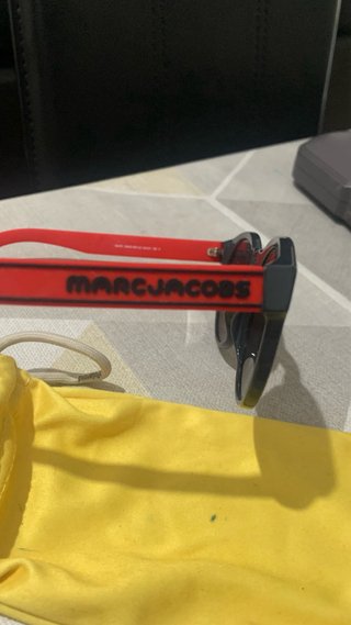 Occhiali da sole Marc Jacobs neri e rossi