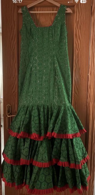 Traje de flamenca verde y rojo,con volantes