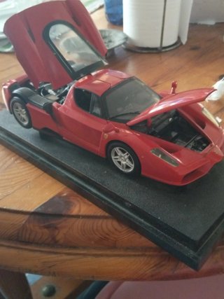 Maqueta Ferrari Enzo Roja 27cmX12cm. ( A. X Lar.)