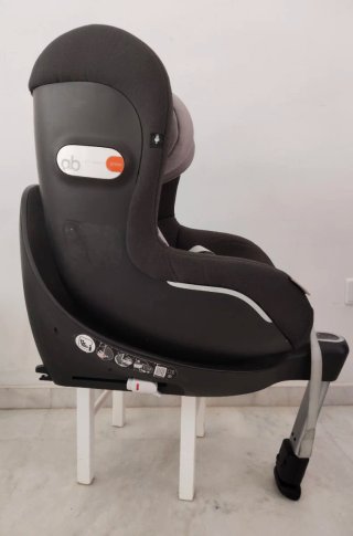 Silla de coche GB gris y negro, con reductor bebe