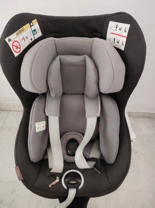 Silla de coche GB gris y negro, con reductor bebe