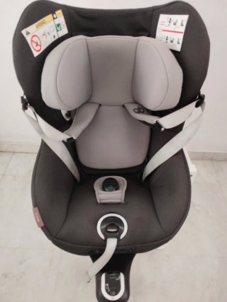 Silla de coche GB gris y negro, con reductor bebe