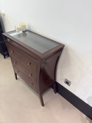 Cómoda de salón clásica de madera