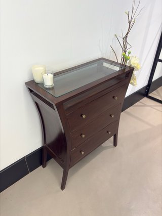 Cómoda de salón clásica de madera