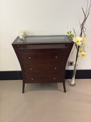 Cómoda de salón clásica de madera