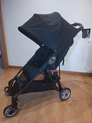Silla de paseo City Mini Zip negra con extras.