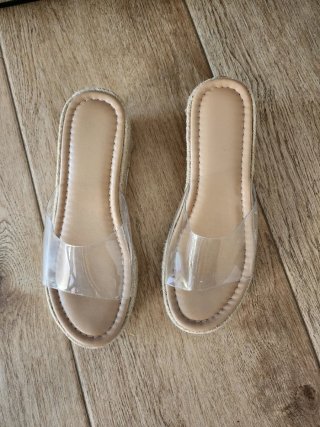 Chanclas beige con tiras transparentes