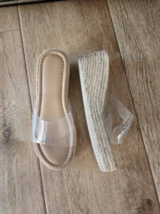 Chanclas beige con tiras transparentes