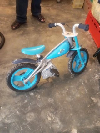 Bicicleta de equilibrio azul para niños