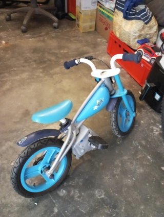 Bicicleta de equilibrio azul para niños