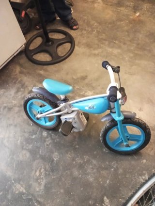 Bicicleta de equilibrio azul para niños