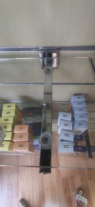 Scaffali in vetro con ganci metallici