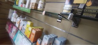 Scaffali in vetro con ganci metallici