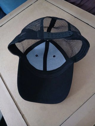 Gorra negra con logo amarillo