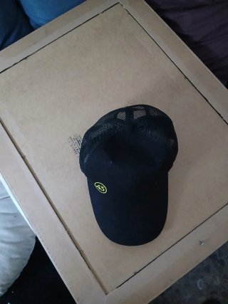 Gorra negra con logo amarillo
