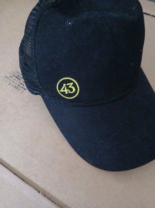 Gorra negra con logo amarillo