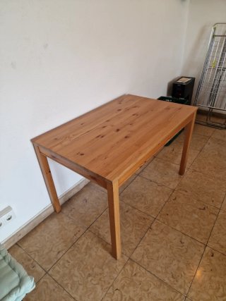 Mesa de comedor de madera
