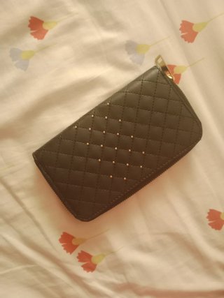 Monedero negro acolchado con tachuelas