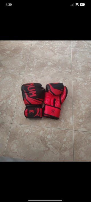 Guantes de Boxeo Venum Negros y Rojos