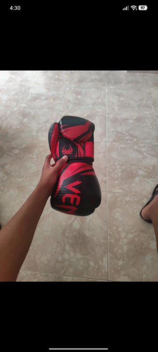 Guantes de Boxeo Venum Negros y Rojos