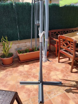 Estructura sombrilla exterior gris