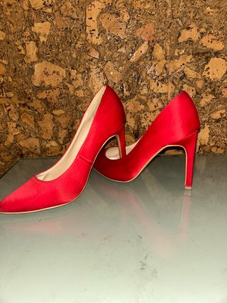 Zapatos de tacón rojos