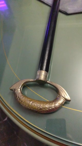 Elegante bastón antiguo con empuñadura dorada