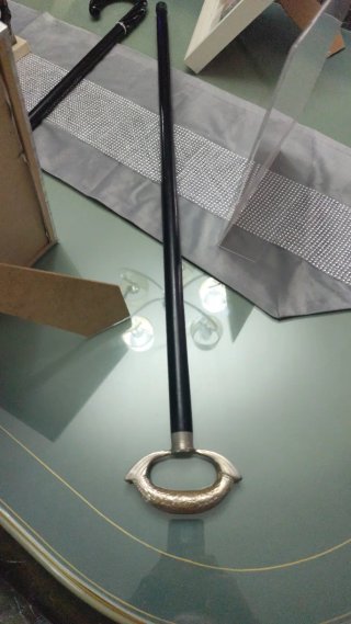 Elegante bastón antiguo con empuñadura dorada